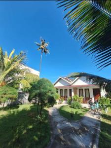 吉利阿尔parida bungalow的房屋前的棕榈树