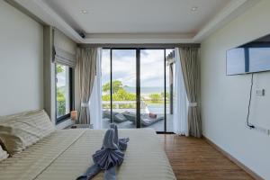 华欣BeachFront Modern 4 Bedroom Pool Villa RV的一间带两张床的卧室,享有海景