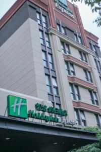 上海上海绿地普陀智选假日酒店的大楼前的酒店标志