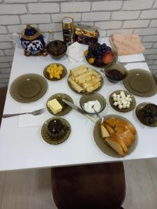 撒马尔罕Guest house Zebiniso的一张桌子,上面放着许多不同类型的食物