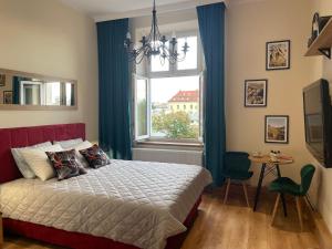克拉科夫Aparthotel Cracow的一间卧室设有一张大床和一个窗户。