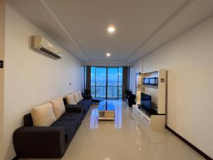 古晋Super comfy 1800sqft Condo in Imperial Suites Boulevard Mall的带沙发和电视的客厅