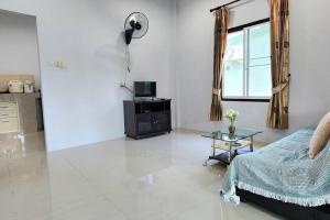 甲米镇Garden house in Aonang的白色的客厅配有床和桌子