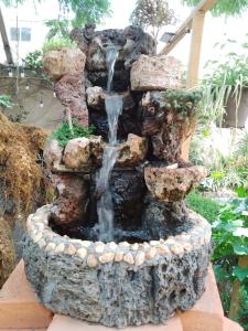 墨西哥城Casita del Árbol的花园内带瀑布的石头喷泉