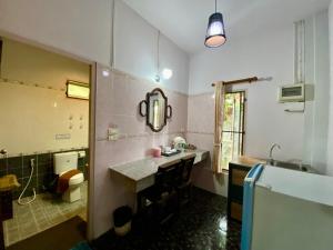 清莱松村拜安度假酒店的一间带水槽、卫生间和镜子的浴室