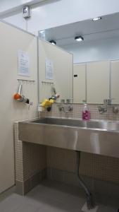 花莲市僖豆背包客的浴室设有2个水槽和2面镜子