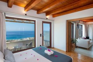 普拉基亚斯Stefanos Village Hotel的卧室设有海景大窗户