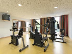 滨湖埃斯塔瓦耶B&B HOTEL Lully 3 Lakes的健身房设有数台跑步机和椭圆机