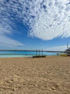 阿尔加罗沃Agradable Dp San Alfonso del Mar的一片多沙的海滩,天空和大海