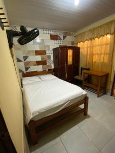 莱蒂西亚Hostal Yahuarcaca的一间卧室配有一张带音响的床