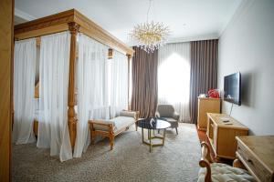 塔什干Ichan Qal'a Premium Class Hotel的酒店客房设有床和客厅。