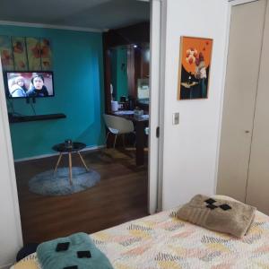 圣地亚哥Departamento Santiago Centro的一间卧室配有一张床和一张书桌