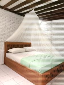 普卢坎Jungle House - surf & stay的一间卧室,上方设有一张带蚊帐的床
