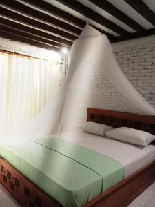普卢坎Jungle House - surf & stay的一间卧室配有一张带蚊帐的床