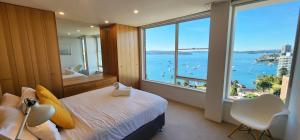 悉尼Expansive Harbour Views的一间卧室设有大窗户,享有水景