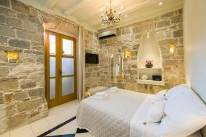 斯普利特Hidden Luxury Residence 2BR with terrace的一间卧室设有一张床和石墙