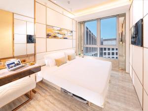 香港Regala Skycity Hotel的卧室设有一张白色大床和一扇窗户。