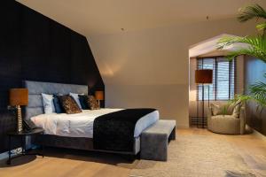 胡塔伦Hotel de Boskar Houthalen的一间卧室配有一张带黑色床头板的床