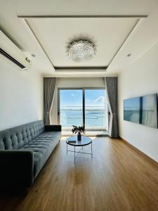 下龙湾Hoa Homestay Hạ Long 2909的客厅配有沙发和桌子