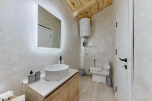 巴尔Olive Hills Holiday homes的浴室配有白色水槽和卫生间。