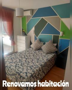 瓜达拉哈拉Apartamento Turistico Dct. Creus的一间卧室配有一张几何墙床