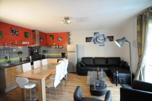 阿姆博斯Appartement De Charme的厨房以及带桌子和沙发的客厅。