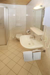 圣加伦基希豪斯奥贝尔奥美茵公寓的白色的浴室设有水槽和卫生间。