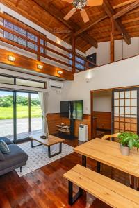 赤尾木奄美大島の一棟貸切のヴィラAmalog アマログ的客厅配有桌子和沙发