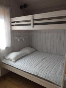 赖特维克费罗威度假山林小屋的双层床配有2个白色枕头