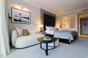 克诺克－海斯特La Réserve Resort的酒店客房,配有床和沙发