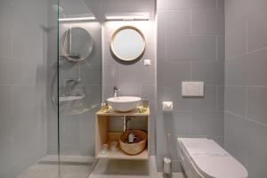蒂豪尼Tihany Yacht Club的一间带水槽、卫生间和镜子的浴室