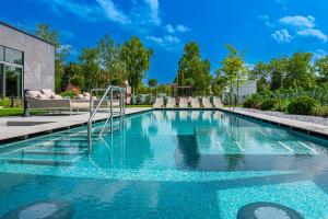 希欧福克REED Luxury Hotel by Balaton的蓝色海水游泳池