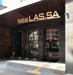首尔Hotel Lassa的一座标有标志的卡萨大楼