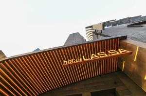 首尔Hotel Lassa的建筑物一侧的标志