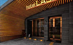 首尔Hotel Lassa的大楼内带有 ⁇ 虹灯标志的酒店入口