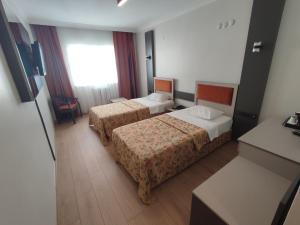 BilecikGRAND KENT OTEL的酒店客房设有两张床和窗户。