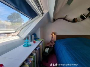 索宗LOC'MARIA的一间卧室设有一张床和一个窗口
