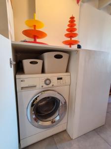 索宗LOC'MARIA的橙色和黄色 ⁇ 的小房间,配有洗衣机和烘干机