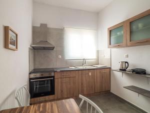 卡沃斯Andronikos Guest House的厨房配有炉灶、水槽和桌子