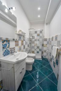克罗夏Antico Palazzo del Corso的浴室配有白色水槽和卫生间。