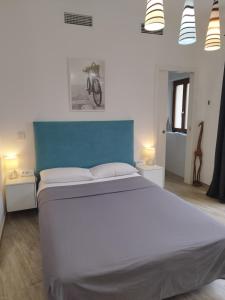 马拉加Altozano Room I, Estudió, centro de Málaga, GayFriendly, Wi-Fi gratis的一间卧室设有一张蓝色墙壁的大床