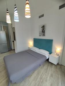 马拉加Altozano Room I, Estudió, centro de Málaga, GayFriendly, Wi-Fi gratis的一间卧室配有一张大床和两个灯