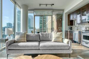Downtown 1br w gym deck wd nr 6th St bars ATX-20