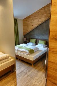 叙尔河畔埃施Camping Bissen的一间卧室,配有两张床