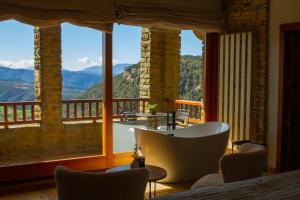 鲁皮特Masia Santa Llúcia的客房设有浴缸和山景阳台。