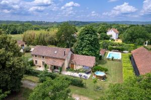 特雷莫拉The Cottage and The Barn at Les Chouettes的享有带游泳池的房屋的空中景致