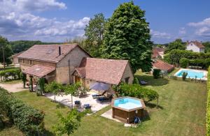 特雷莫拉The Cottage and The Barn at Les Chouettes的享有带游泳池的房屋的空中景致