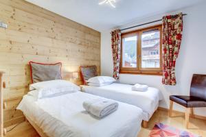莫尔济讷Le Slalom - Very Town Centre - Snow and Trek的配有椅子和窗户的客房内的两张床