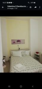 卡塔尼亚Il Daviduccio的一张带白色床的卧室的照片