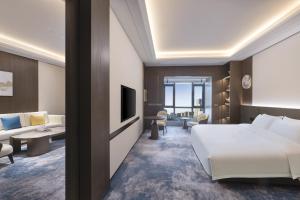 保定雄安朗悦voco酒店的酒店客房设有床和客厅。